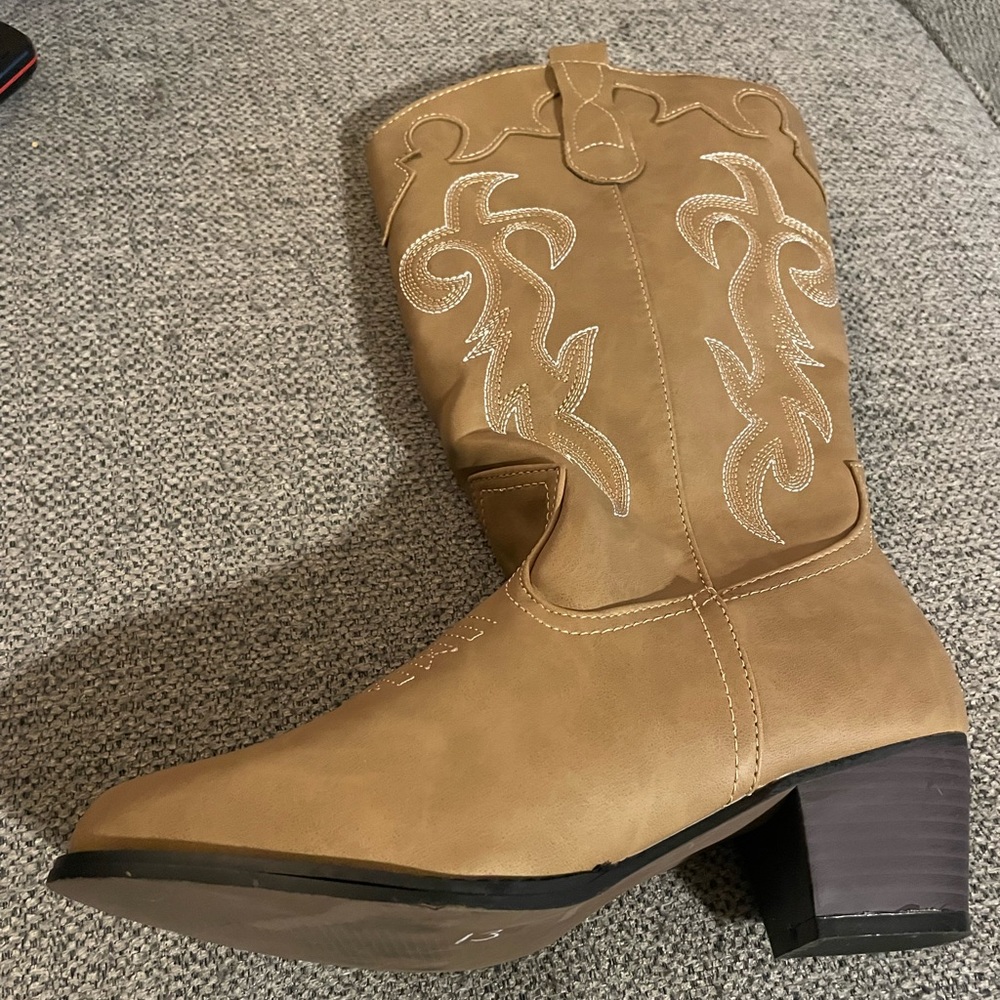 Tan women’s canyon trails cowboy boots. NWOT
